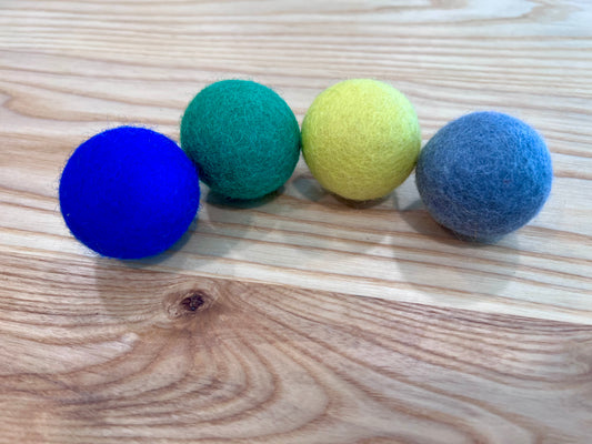 WHISKERS ‘N PAWS WOOL FELT BALL MEDIUM